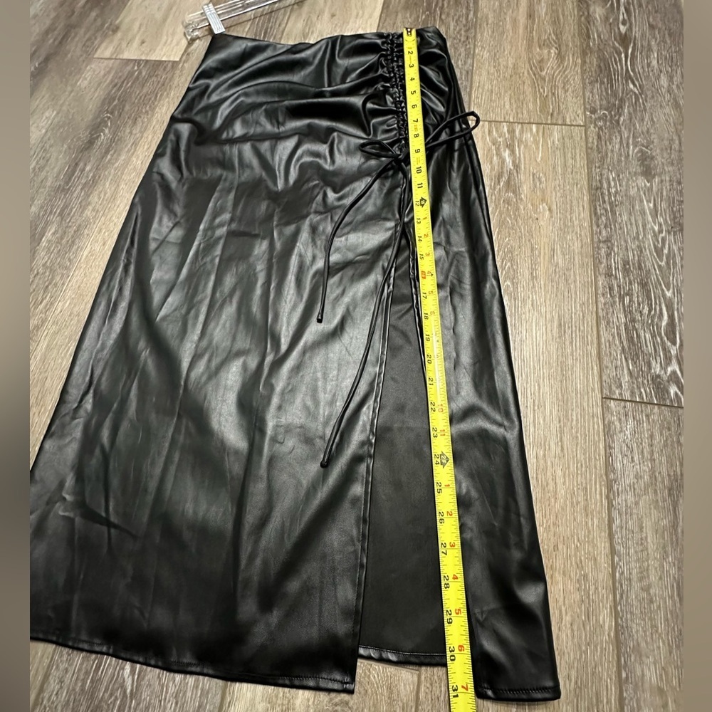🛍️ sexy Faux leather skirt with split side excellent. - Picture 4 of 7